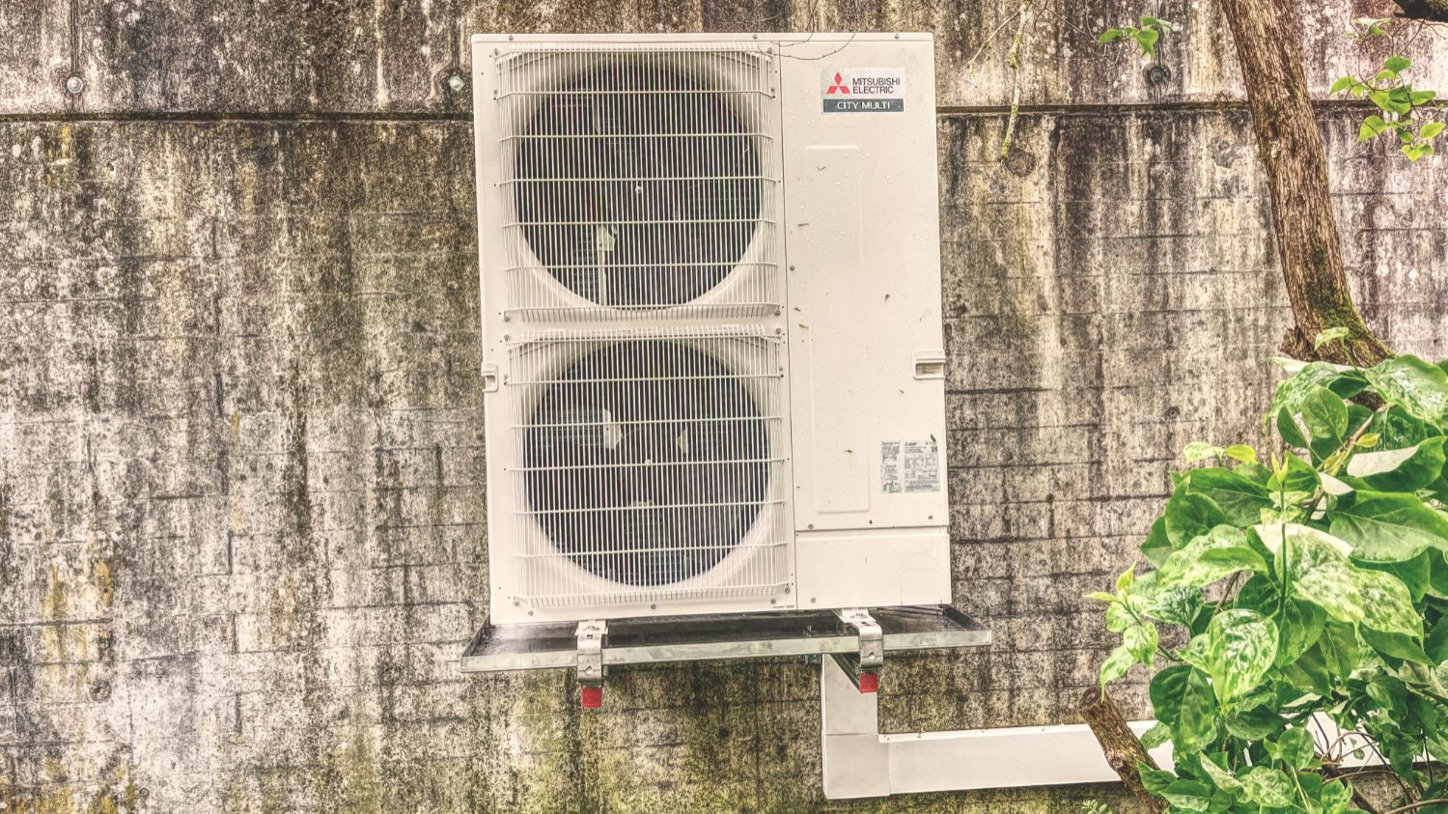 Außengerät einer Klimaanlage an einer Hausfassade – INFRA-Montage